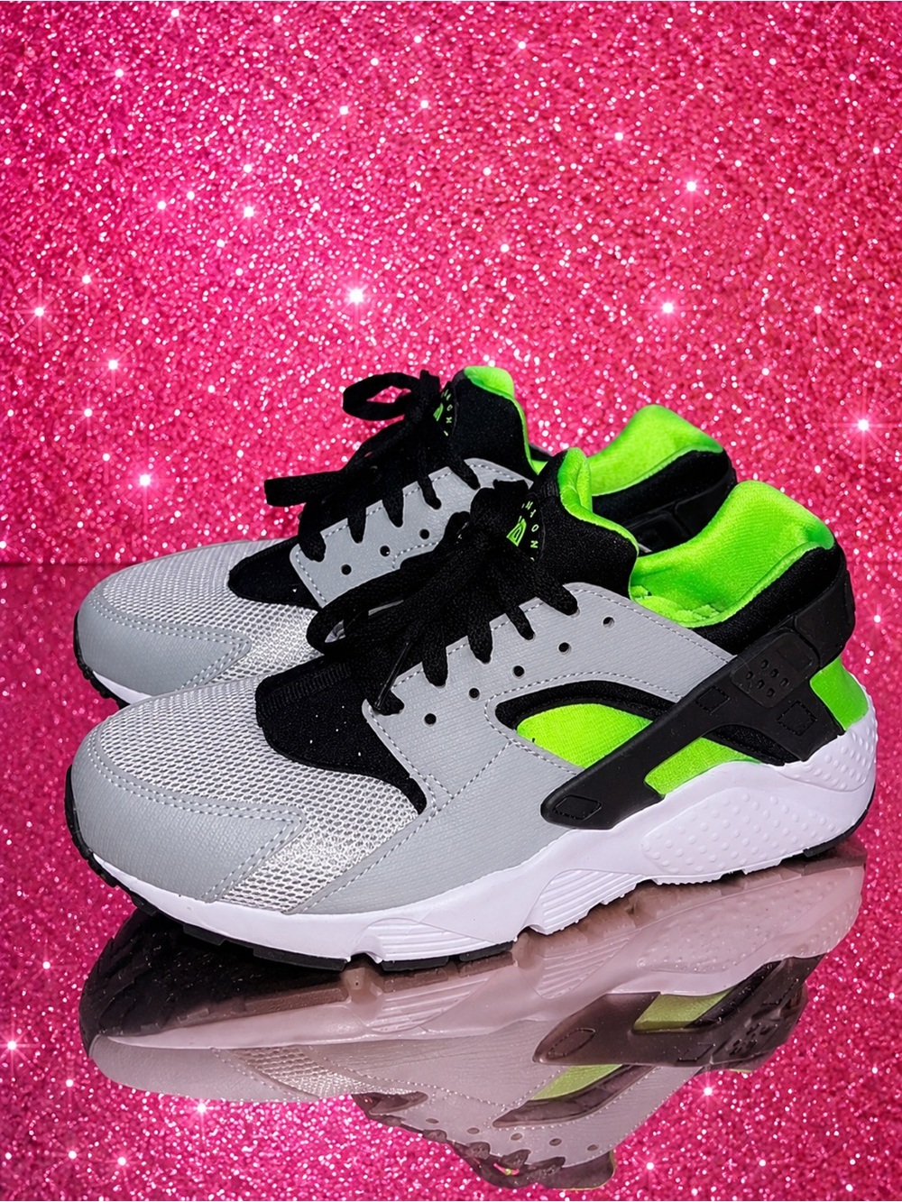 NIKE Huaraches boys size 6.5Y. Only been worn once!